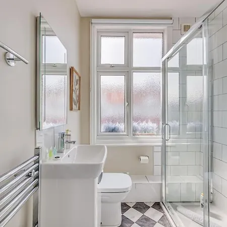 Beautiful 5 Bedroom 4 Bathroom House In W6 By Yoko Property - 10 Minute'S To Central London - Free Parking, Fast Wifi, Work Desks And Smarttvs With Disney And Netflix Exterior photo