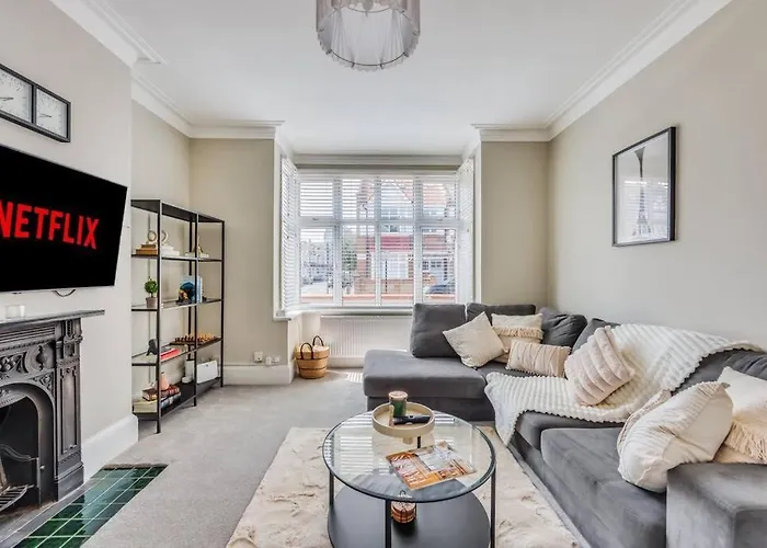 Beautiful 5 Bedroom 4 Bathroom House In W6 By Yoko Property - 10 Minute\'S To Central London - Free Parking, Fast Wifi, Work Desks And Smarttvs With Disney And Netflix
