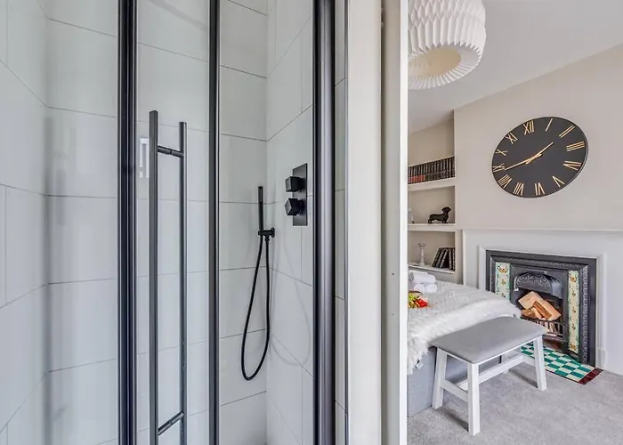 Beautiful 5 Bedroom 4 Bathroom House In W6 By Yoko Property - 10 Minute\'S To Central London - Free Parking, Fast Wifi, Work Desks And Smarttvs With Disney And Netflix