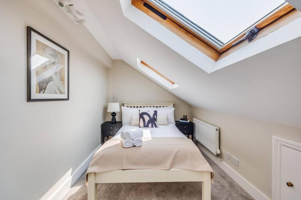 Beautiful 5 Bedroom 4 Bathroom House In W6 By Yoko - 10 Minute's To - Free Parking, Fast Wifi, Work Desks And Smarttvs With And Netflix Holiday home London