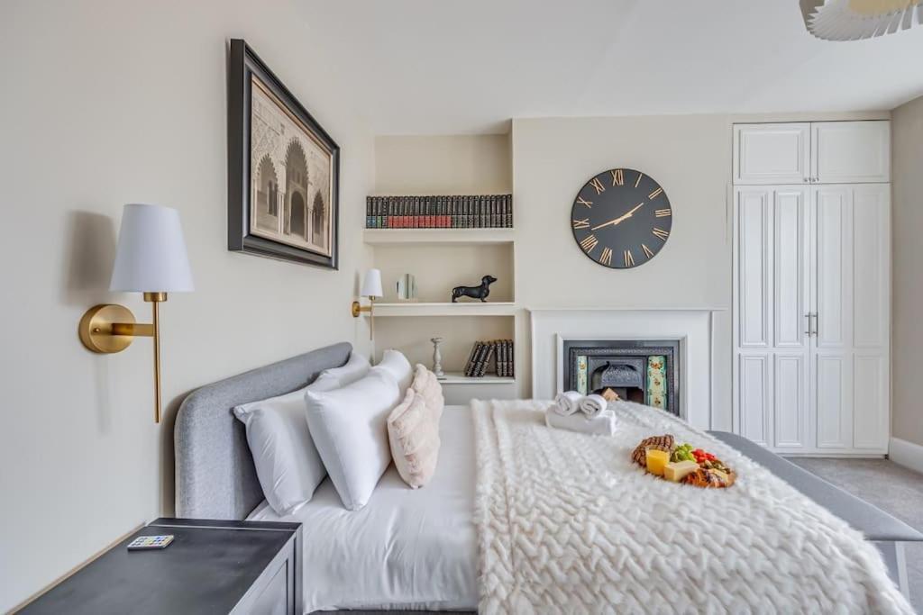 Holiday home Beautiful 5 Bedroom 4 Bathroom House In W6 By Yoko - 10 Minute's To - Free Parking, Fast Wifi, Work Desks And Smarttvs With And Netflix *