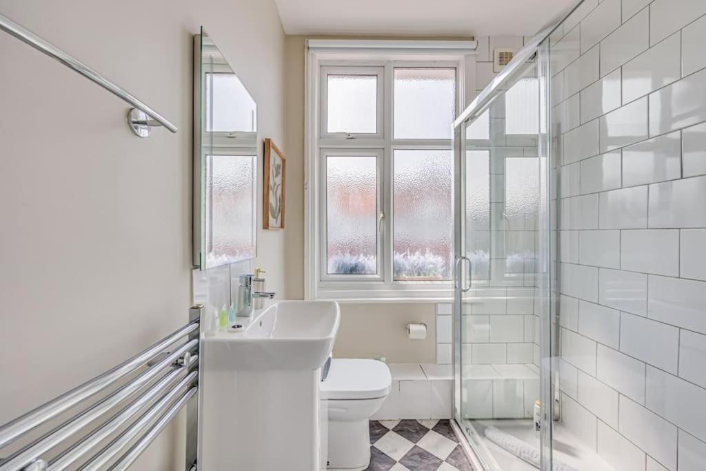 Beautiful 5 Bedroom 4 Bathroom House In W6 By Yoko - 10 Minute's To - Free Parking, Fast Wifi, Work Desks And Smarttvs With And Netflix