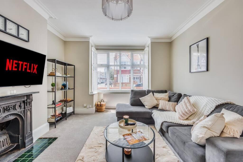 Holiday home Beautiful 5 Bedroom 4 Bathroom House In W6 By Yoko - 10 Minute's To - Free Parking, Fast Wifi, Work Desks And Smarttvs With And Netflix