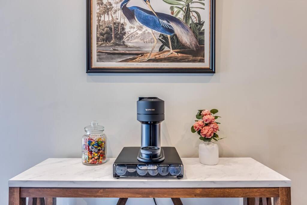 Holiday home Beautiful 5 Bedroom 4 Bathroom House In W6 By Yoko - 10 Minute's To - Free Parking, Fast Wifi, Work Desks And Smarttvs With And Netflix London