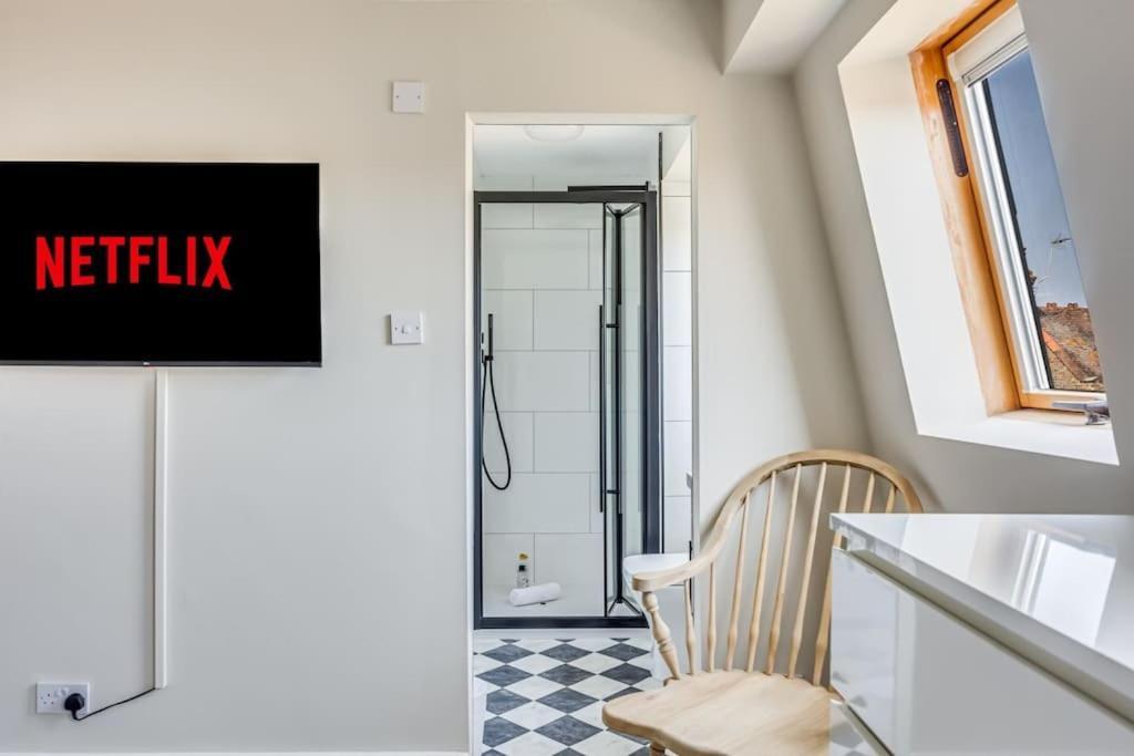 Beautiful 5 Bedroom 4 Bathroom House In W6 By Yoko - 10 Minute's To - Free Parking, Fast Wifi, Work Desks And Smarttvs With And Netflix Holiday home London