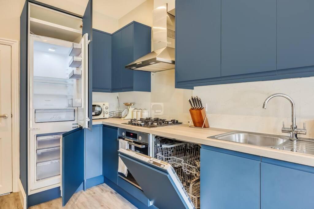 Beautiful 5 Bedroom 4 Bathroom House In W6 By Yoko - 10 Minute's To - Free Parking, Fast Wifi, Work Desks And Smarttvs With And Netflix Holiday home