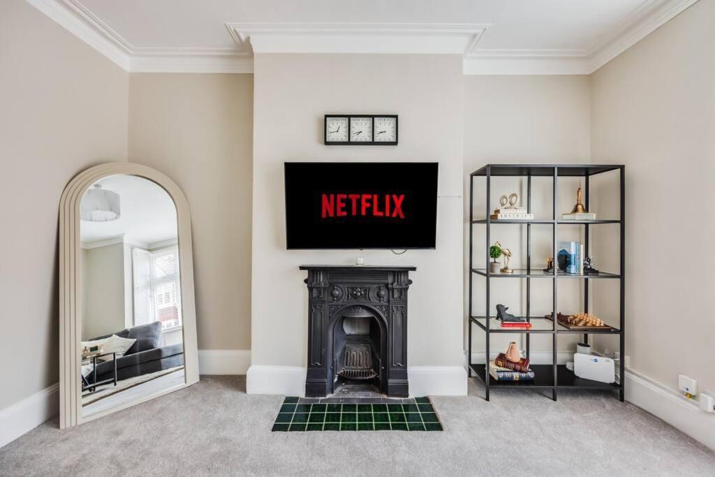 Beautiful 5 Bedroom 4 Bathroom House In W6 By Yoko - 10 Minute's To - Free Parking, Fast Wifi, Work Desks And Smarttvs With And Netflix Holiday home *