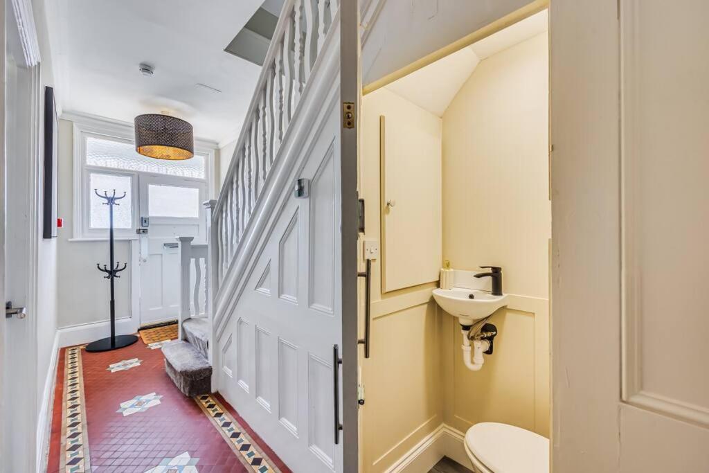 Beautiful 5 Bedroom 4 Bathroom House In W6 By Yoko - 10 Minute's To - Free Parking, Fast Wifi, Work Desks And Smarttvs With And Netflix Holiday home London
