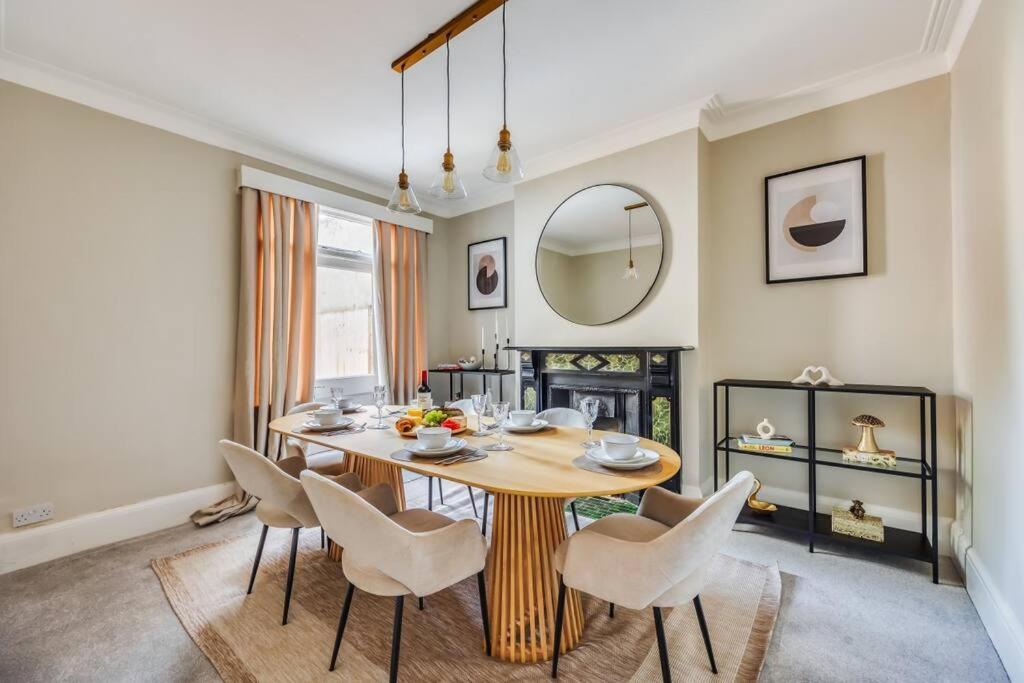 Beautiful 5 Bedroom 4 Bathroom House In W6 By Yoko - 10 Minute's To - Free Parking, Fast Wifi, Work Desks And Smarttvs With And Netflix Vakantiehuis