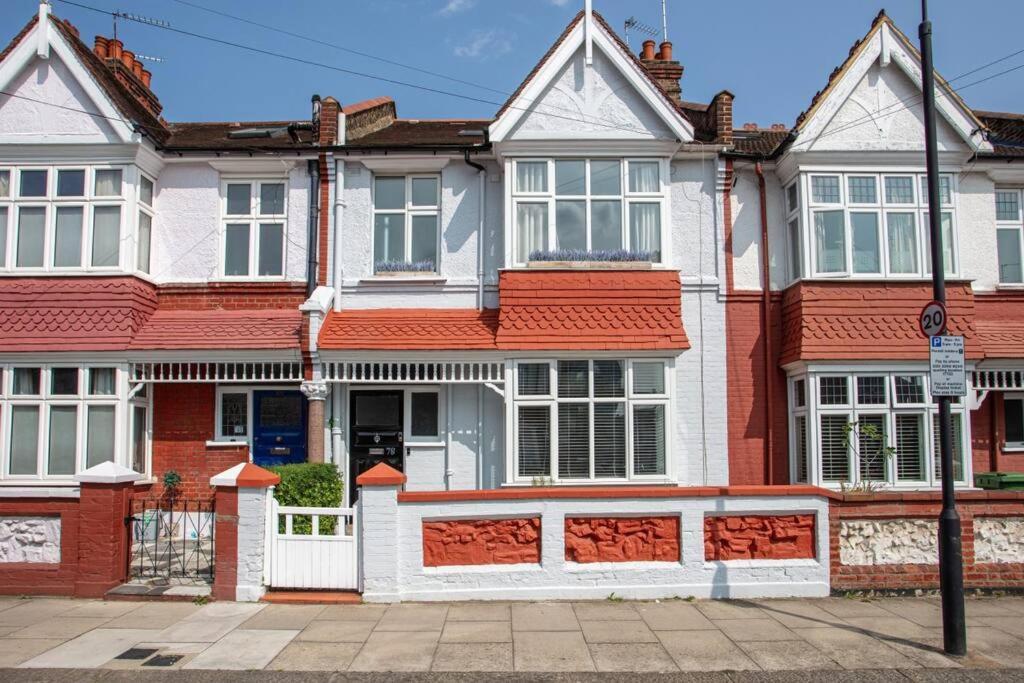 Holiday home Beautiful 5 Bedroom 4 Bathroom House In W6 By Yoko - 10 Minute's To - Free Parking, Fast Wifi, Work Desks And Smarttvs With And Netflix