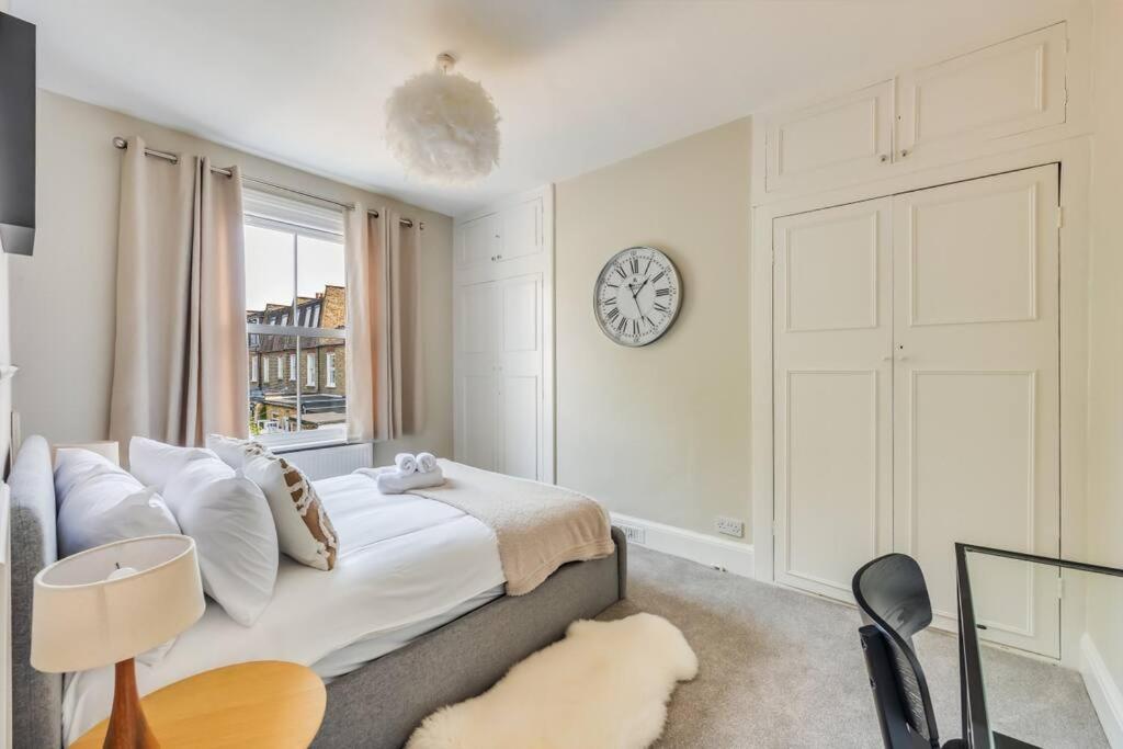 Beautiful 5 Bedroom 4 Bathroom House In W6 By Yoko - 10 Minute's To - Free Parking, Fast Wifi, Work Desks And Smarttvs With And Netflix Holiday home *