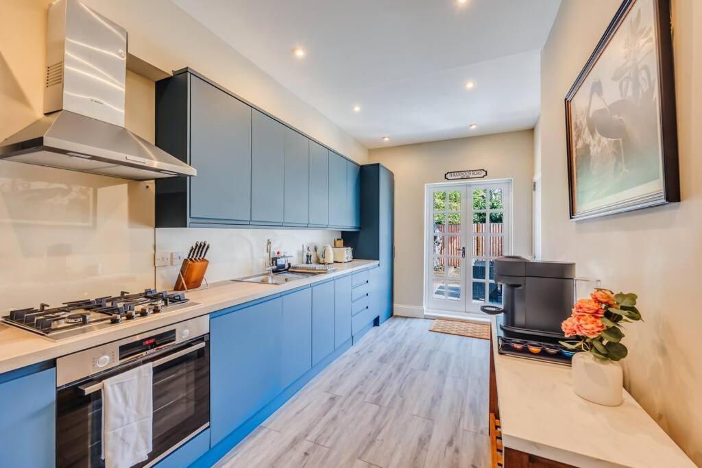 Vakantiehuis Beautiful 5 Bedroom 4 Bathroom House In W6 By Yoko - 10 Minute's To - Free Parking, Fast Wifi, Work Desks And Smarttvs With And Netflix *