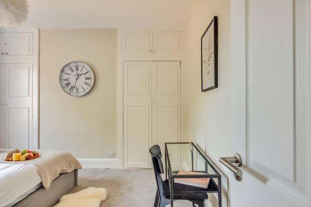 Beautiful 5 Bedroom 4 Bathroom House In W6 By Yoko - 10 Minute's To - Free Parking, Fast Wifi, Work Desks And Smarttvs With And Netflix Holiday home London