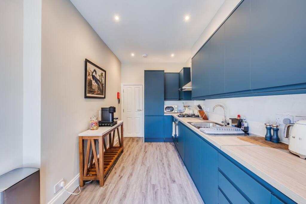 Beautiful 5 Bedroom 4 Bathroom House In W6 By Yoko - 10 Minute's To - Free Parking, Fast Wifi, Work Desks And Smarttvs With And Netflix *