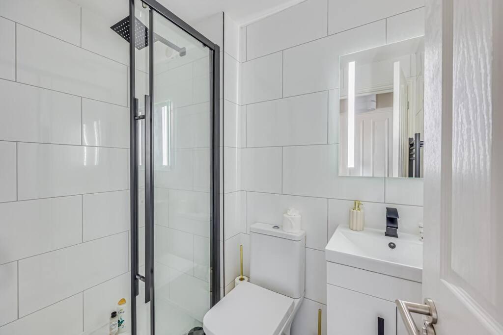 Beautiful 5 Bedroom 4 Bathroom House In W6 By Yoko - 10 Minute's To - Free Parking, Fast Wifi, Work Desks And Smarttvs With And Netflix London