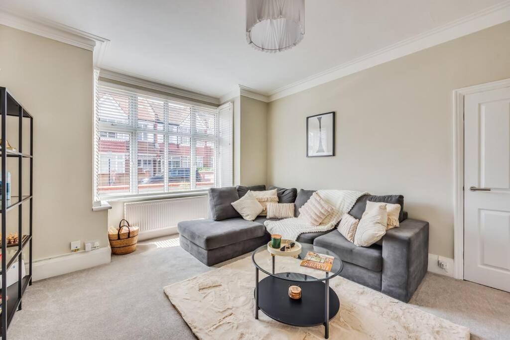 Beautiful 5 Bedroom 4 Bathroom House In W6 By Yoko - 10 Minute's To - Free Parking, Fast Wifi, Work Desks And Smarttvs With And Netflix