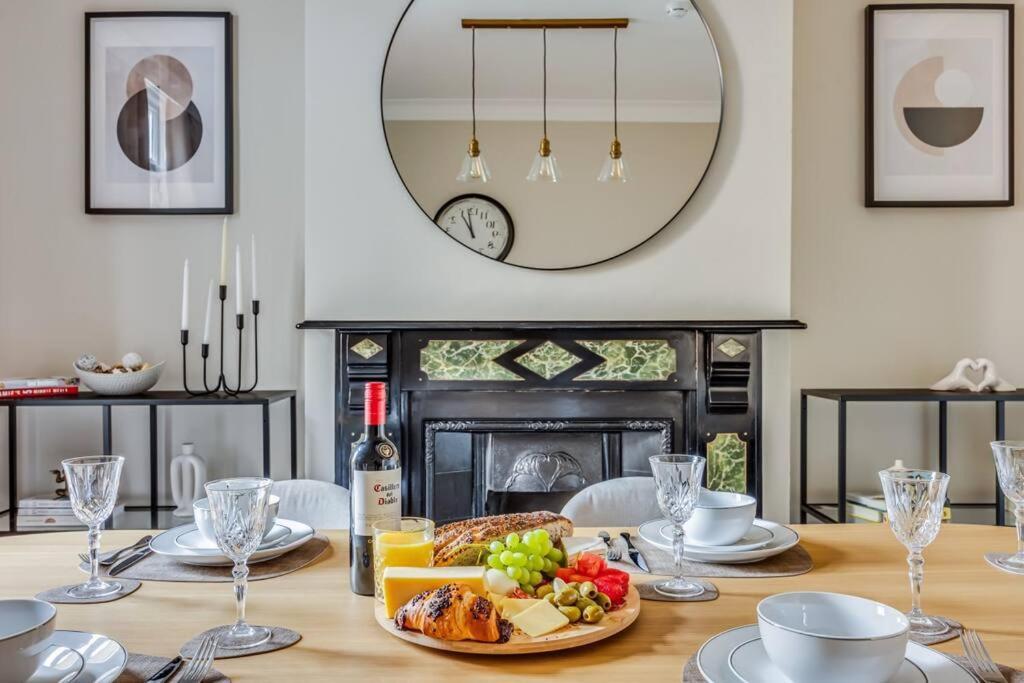 Beautiful 5 Bedroom 4 Bathroom House In W6 By Yoko - 10 Minute's To - Free Parking, Fast Wifi, Work Desks And Smarttvs With And Netflix Holiday home
