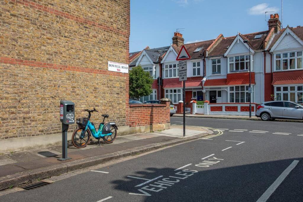 Holiday home Beautiful 5 Bedroom 4 Bathroom House In W6 By Yoko - 10 Minute's To - Free Parking, Fast Wifi, Work Desks And Smarttvs With And Netflix