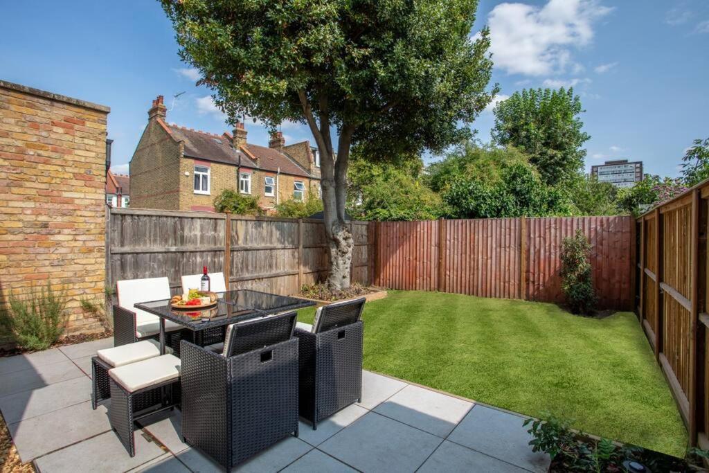 Beautiful 5 Bedroom 4 Bathroom House In W6 By Yoko - 10 Minute's To - Free Parking, Fast Wifi, Work Desks And Smarttvs With And Netflix Holiday home