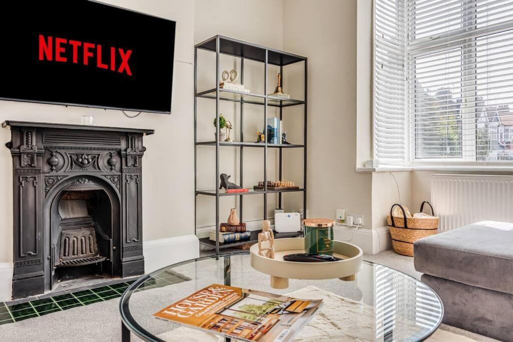 Holiday home Beautiful 5 Bedroom 4 Bathroom House In W6 By Yoko - 10 Minute's To - Free Parking, Fast Wifi, Work Desks And Smarttvs With And Netflix *