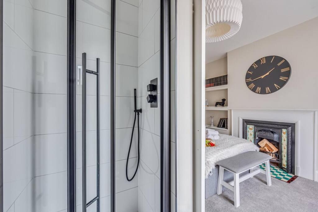 Beautiful 5 Bedroom 4 Bathroom House In W6 By Yoko - 10 Minute's To - Free Parking, Fast Wifi, Work Desks And Smarttvs With And Netflix *