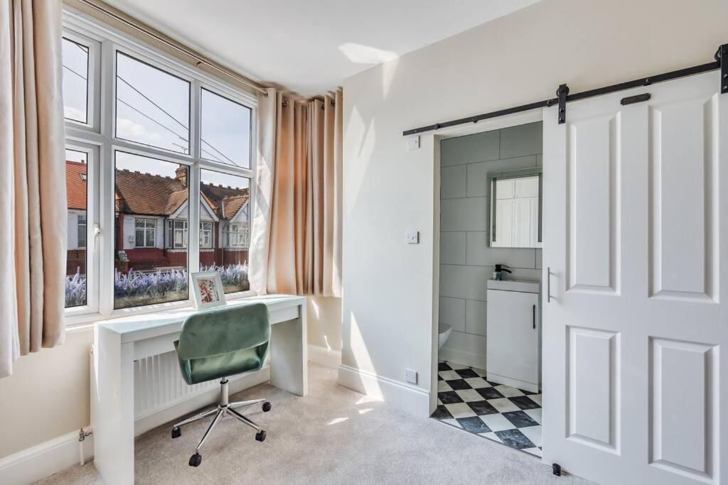 Vakantiehuis Beautiful 5 Bedroom 4 Bathroom House In W6 By Yoko - 10 Minute's To - Free Parking, Fast Wifi, Work Desks And Smarttvs With And Netflix
