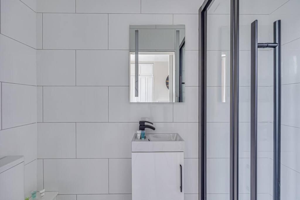 Beautiful 5 Bedroom 4 Bathroom House In W6 By Yoko - 10 Minute's To - Free Parking, Fast Wifi, Work Desks And Smarttvs With And Netflix Holiday home *