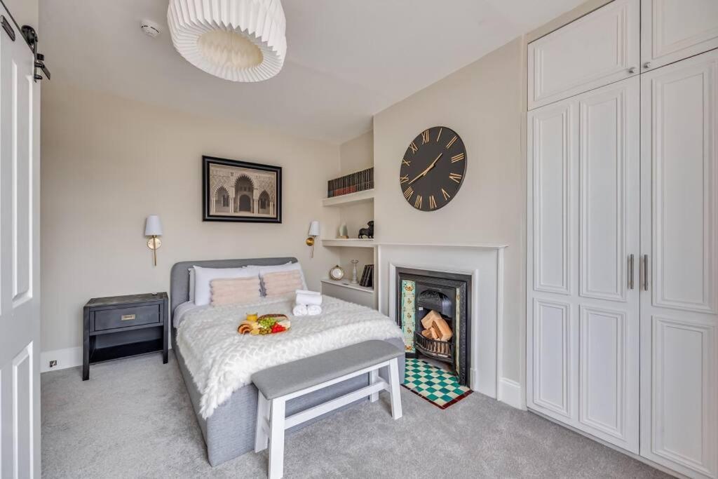 Beautiful 5 Bedroom 4 Bathroom House In W6 By Yoko - 10 Minute's To - Free Parking, Fast Wifi, Work Desks And Smarttvs With And Netflix Holiday home