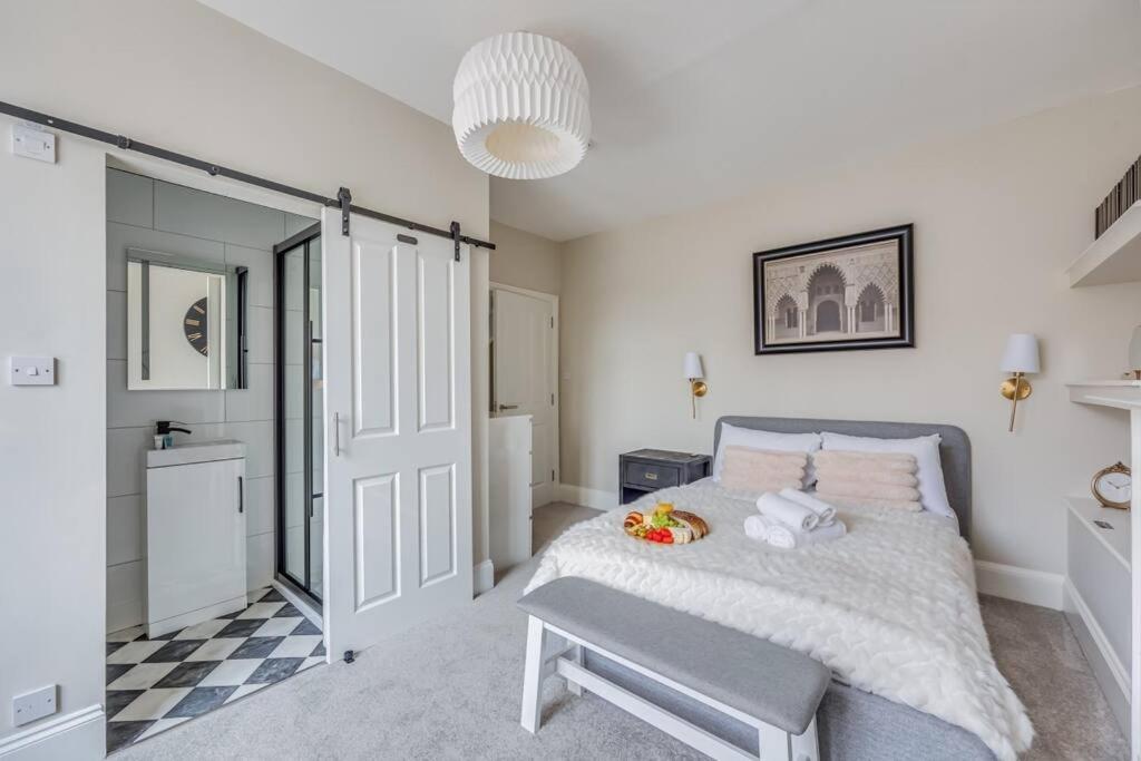 Beautiful 5 Bedroom 4 Bathroom House In W6 By Yoko - 10 Minute's To - Free Parking, Fast Wifi, Work Desks And Smarttvs With And Netflix * London